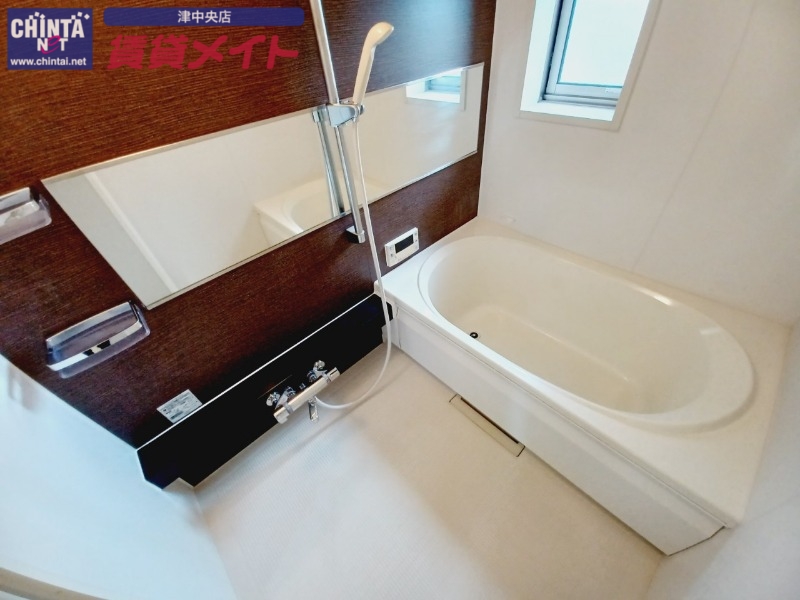 バス・シャワールーム　別部屋反転参考写真です