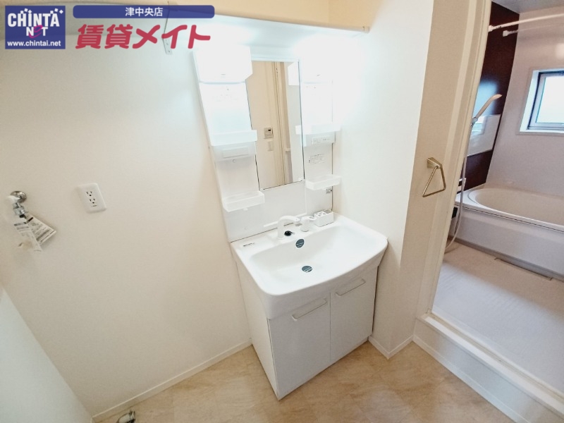 洗面設備　別部屋反転参考写真です