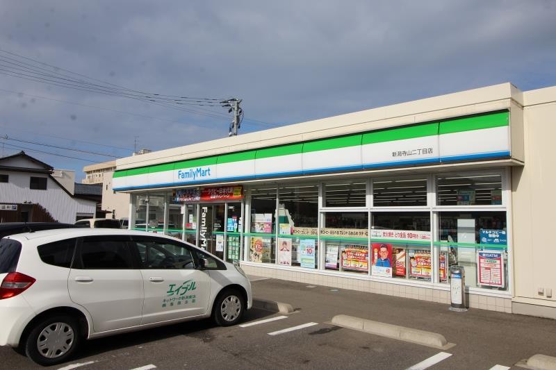 コンビニ　ファミリーマート新潟寺山二丁目店（コンビニ）まで691m