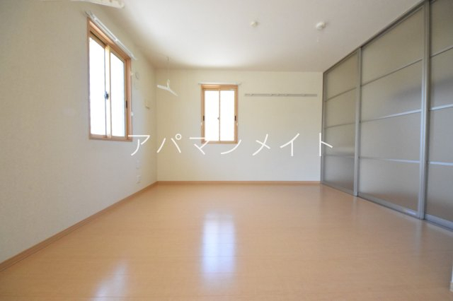 その他部屋・スペース　開放的な寝室です