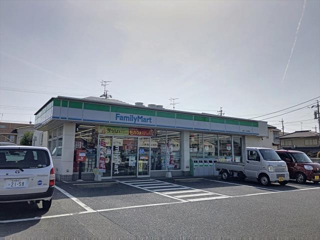 コンビニ　ファミリーマート（コンビニ）まで673m