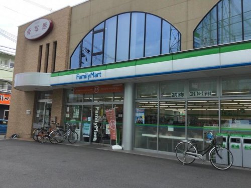 コンビニ　ファミリーマート東大阪若江南町店（コンビニ）まで390m