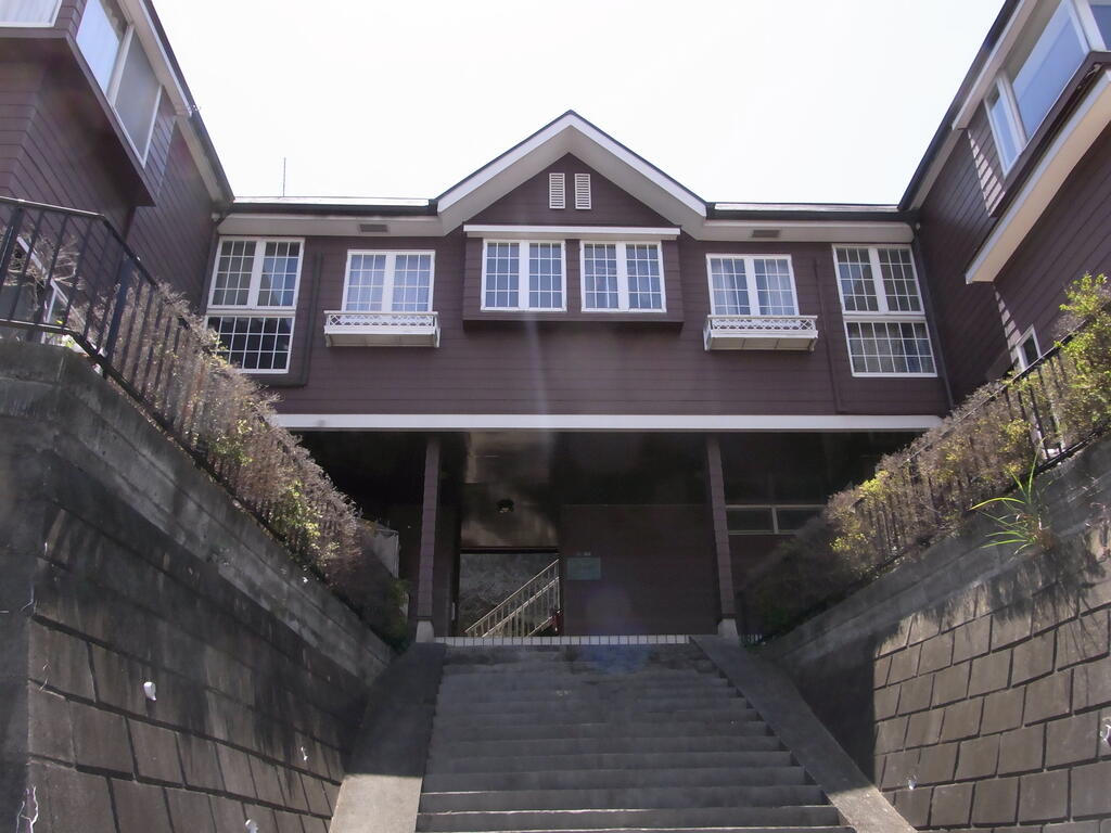 建物外観　高台に佇むおしゃれな外観