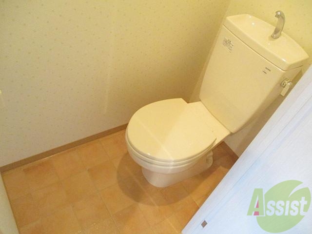 トイレ　清潔感のあるトイレです。ゆったり余裕あるサイズです