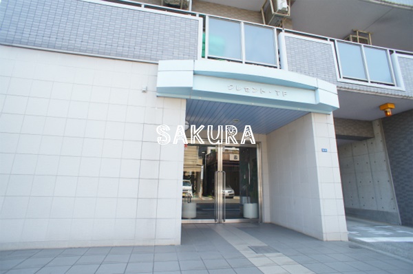 エントランス　重厚感のある建物デザイン♪