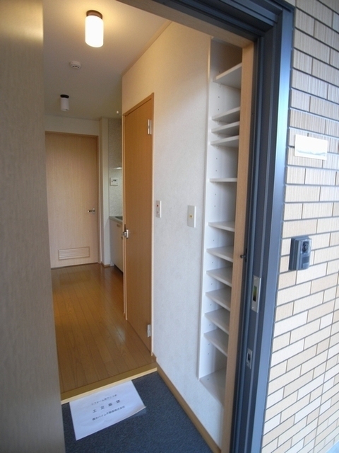 玄関　※写真は同タイプの部屋です