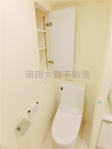 トイレ　棚収納と温水暖房便座付きのトイレ
