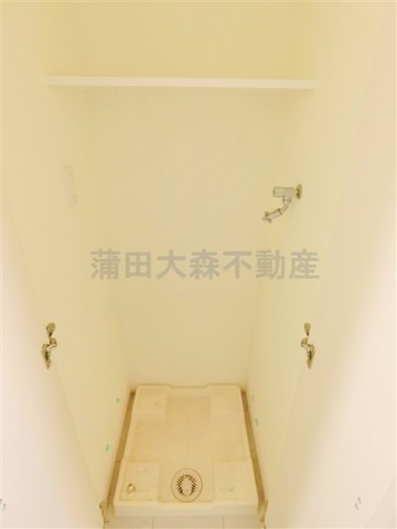 その他設備　棚付きの室内洗濯機置場