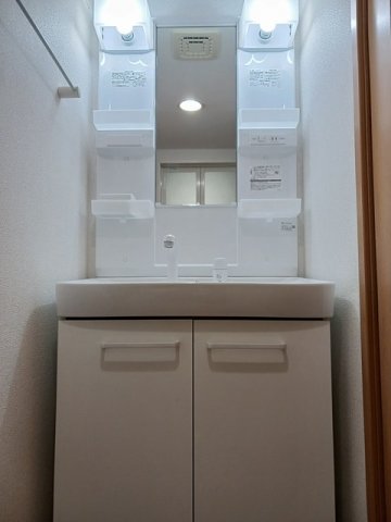 洗面設備　明るい洗面所です