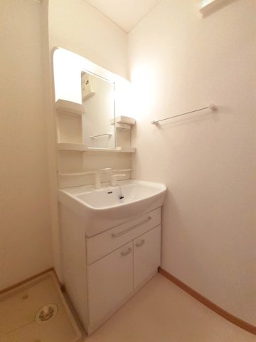 洗面設備　明るい洗面所です