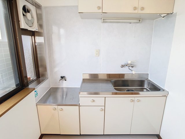 キッチン　掲載写真は同型モデルを掲載しており実際のお部屋と仕様等が異な