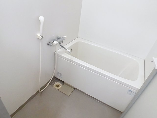 バス・シャワールーム　掲載写真は同一建物内の別間取りの部屋を掲載しております。実際