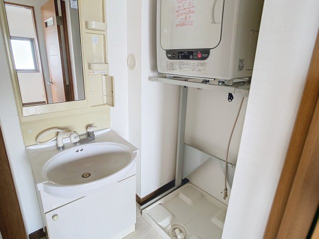 洗面設備　掲載写真は同型モデルを掲載しており実際のお部屋と仕様等が異な