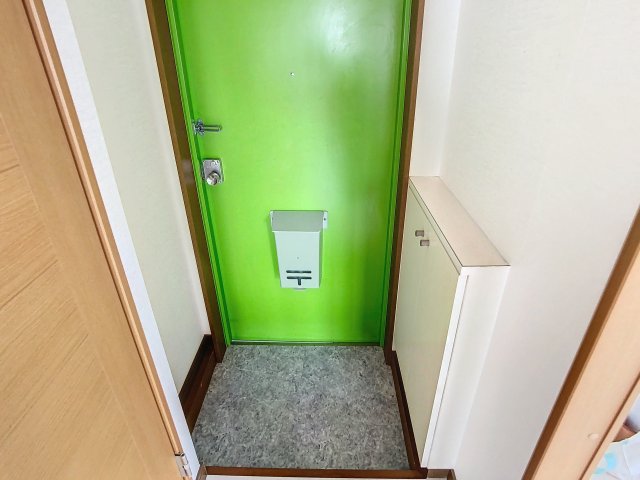 玄関　掲載写真は同型モデルを掲載しており実際のお部屋と仕様等が異な