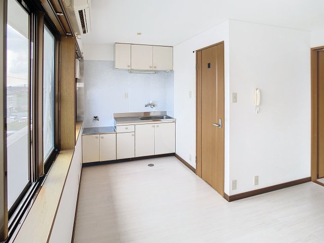 居室・リビング　掲載写真は同型モデルを掲載しており実際のお部屋と仕様等が異な