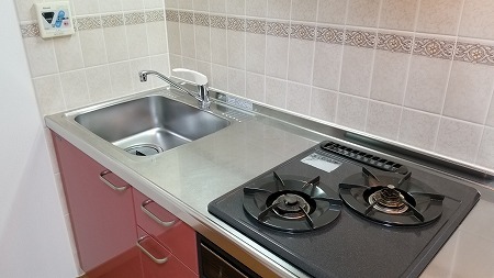 キッチン　コンロ2口付のシステムキッチンです。
