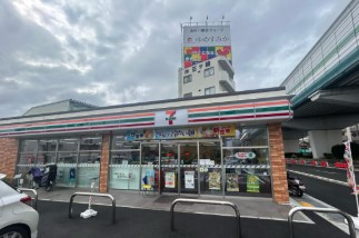 コンビニ　セブンイレブン豊中勝部店（コンビニ）まで567m