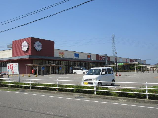 ショッピングセンター　アピタタウン金沢ベイ店（ショッピングセンター）まで678m