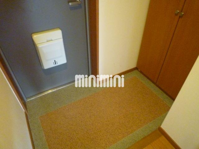 玄関　下駄箱つきの玄関。
