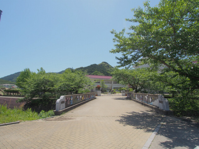 小学校　嬉野市立轟小学校（小学校）まで853m