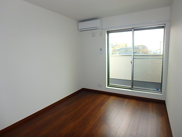 居室・リビング　前面開けていて明るいお部屋です