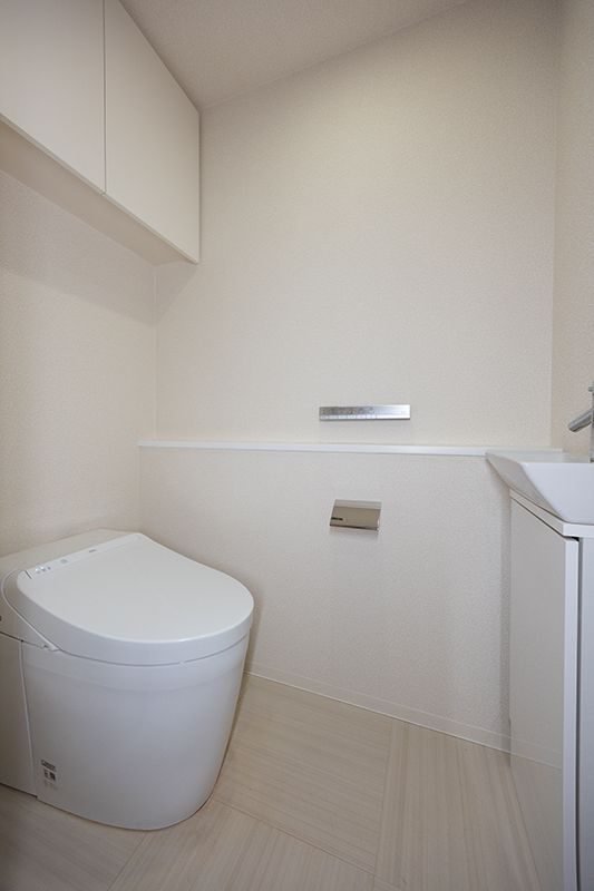 トイレ　落ち着いた色調のトイレです