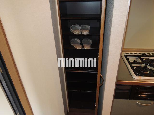 玄関　収納たっぷりの靴箱です☆