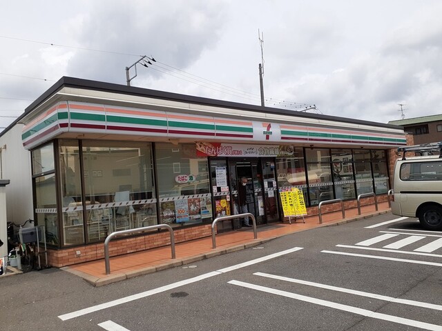 コンビニ　セブンイレブン（コンビニ）まで300m