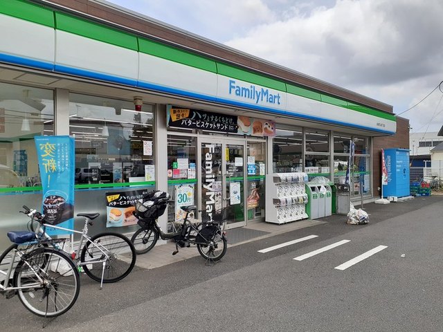 コンビニ　ファミリーマート（コンビニ）まで500m