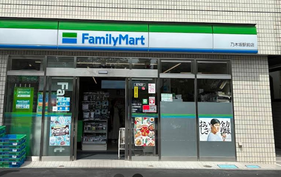 コンビニ　ファミリーマート乃木坂駅前店（コンビニ）まで305m
