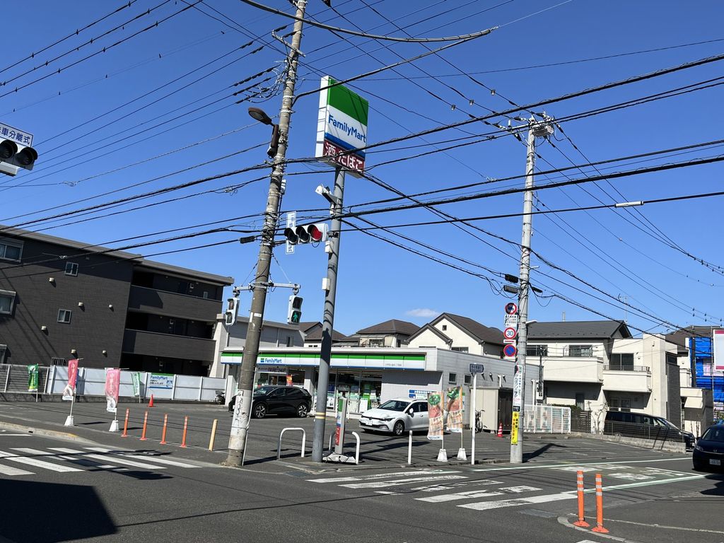 コンビニ　ファミリーマート（コンビニ）まで170m