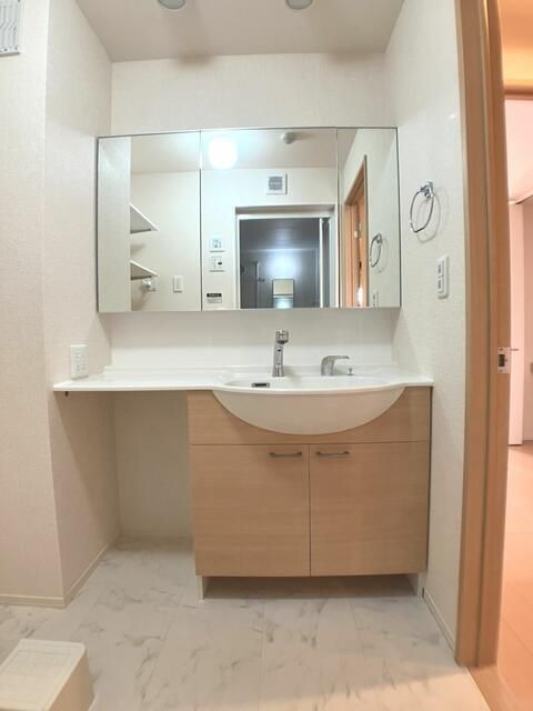 洗面設備　写真は別の部屋のものです。