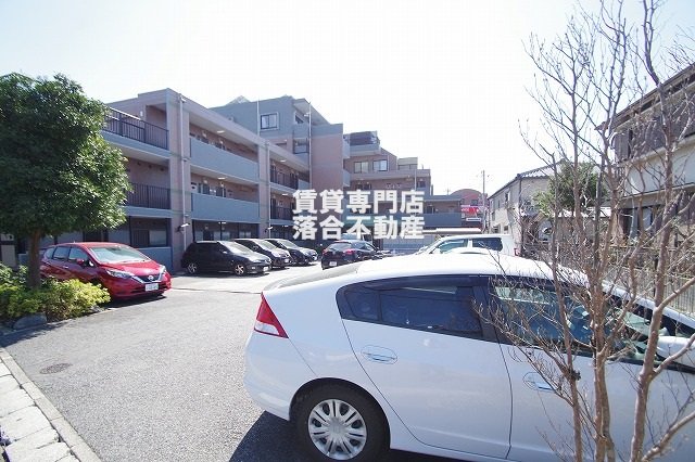 駐車場　敷地内駐車場完備