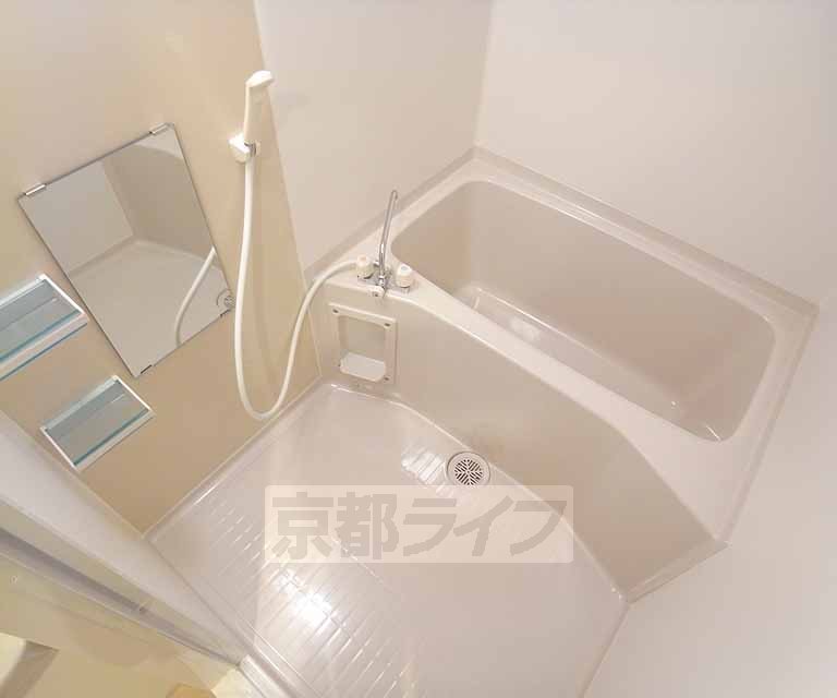 バス・シャワールーム　広々バスルームです。