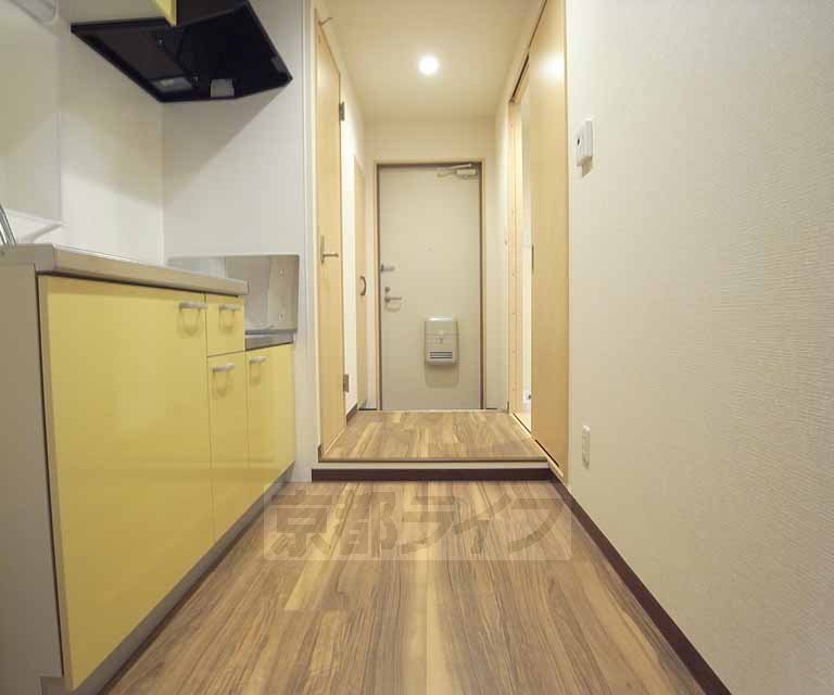 その他部屋・スペース　洋室から玄関に向いてます。