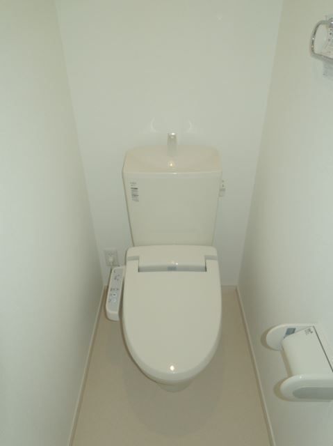 トイレ　※参考写真。同物件別室の写真です。