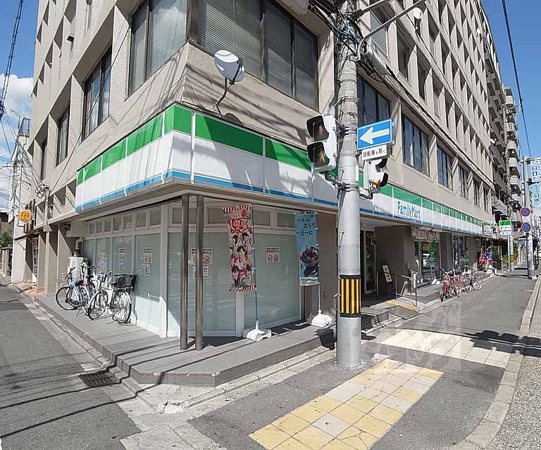 コンビニ　ファミリーマート丸太町猪熊店（コンビニ）まで400m
