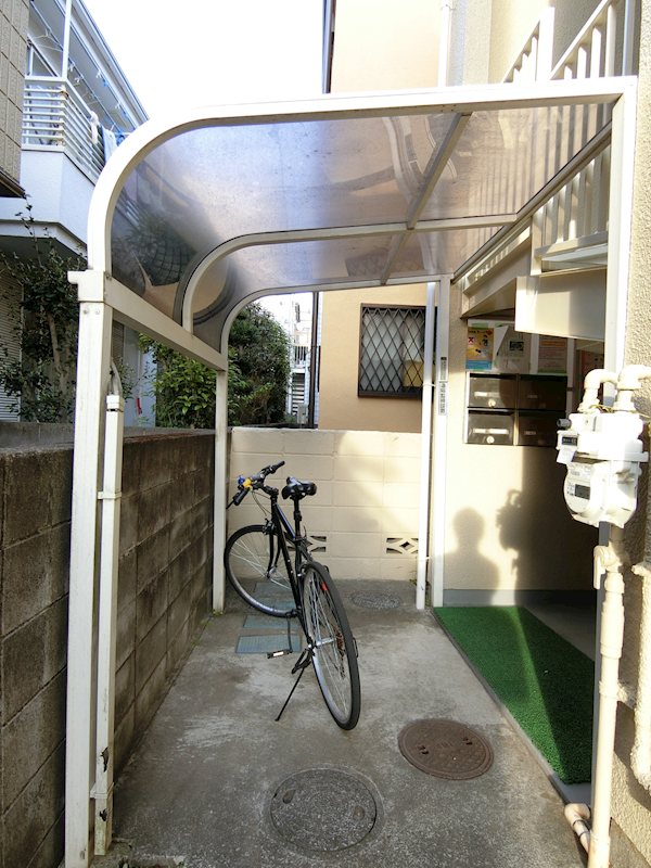 駐車場　屋根付き駐輪場有