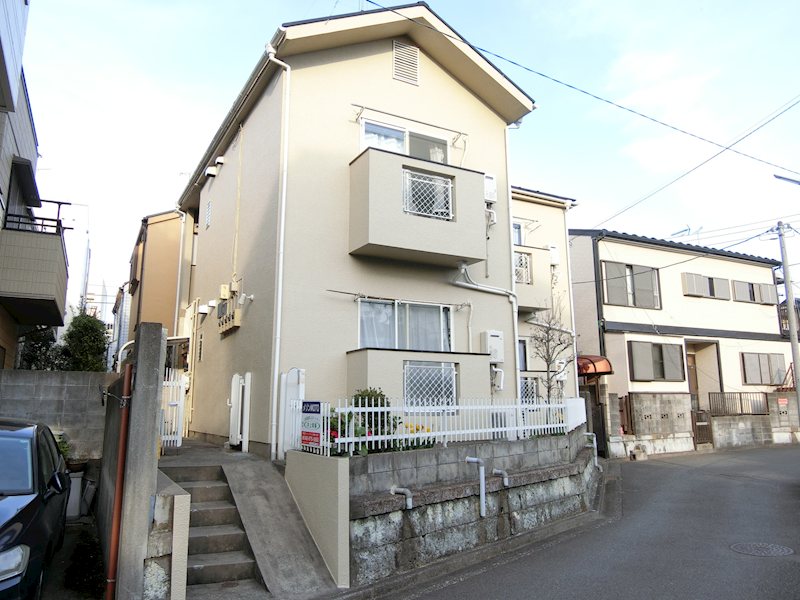 エントランス　建物入口は自転車スロープ付き