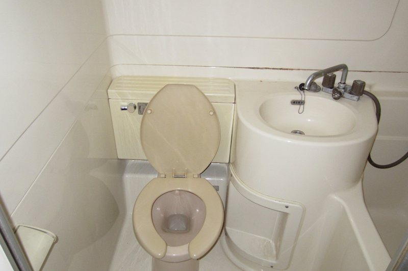 洗面設備　浴室にトイレと洗面台有