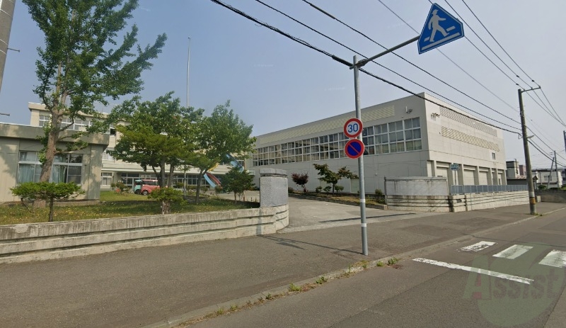 中学校　札幌市立手稲東中学校（中学校）まで683m