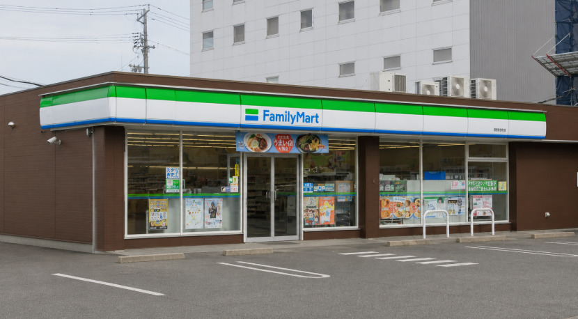 コンビニ　ファミリーマート 瑠璃光町店（コンビニ）まで351m