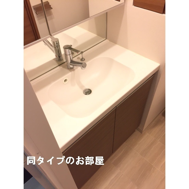 洗面設備　※部屋タイプによって色が異なる場合がございます