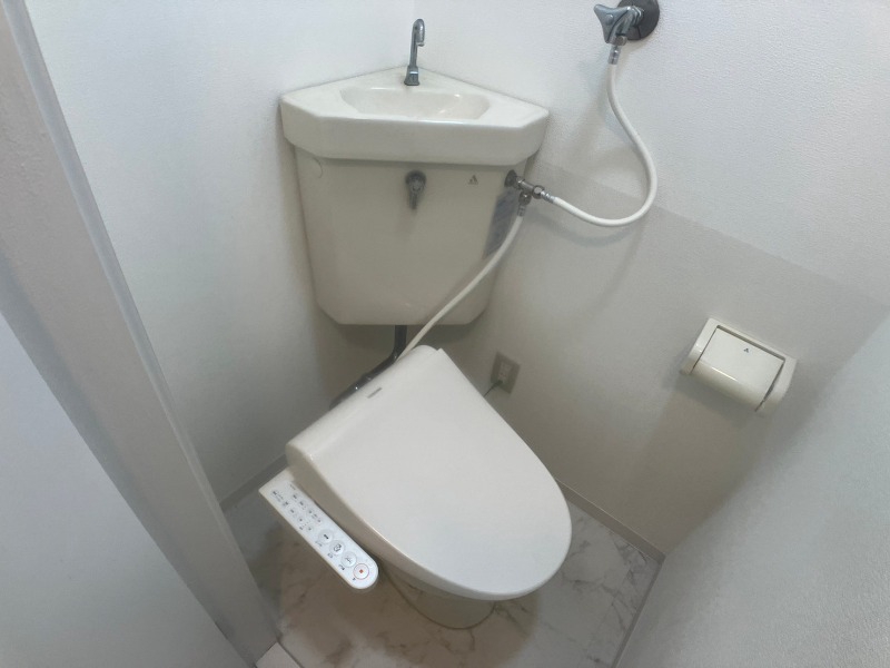 トイレ　シャワートイレになっているので快適です！