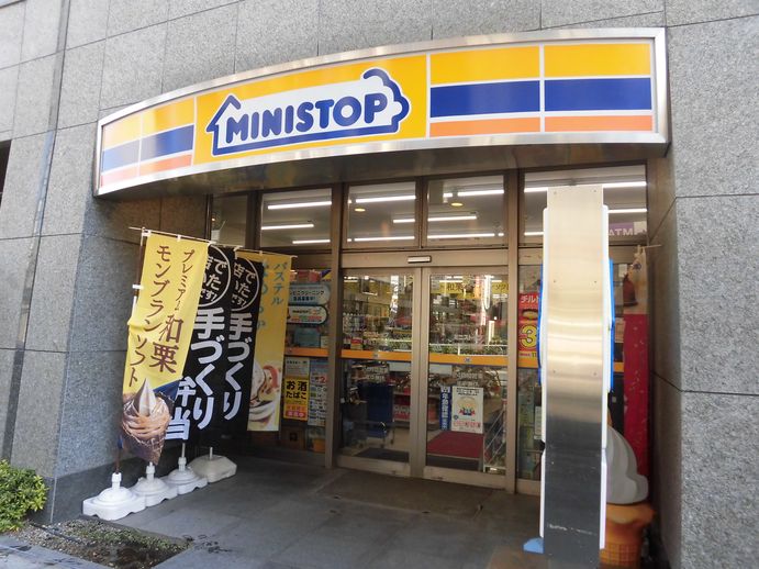 コンビニ　ミニストップ 新宿左門町店（コンビニ）まで581m