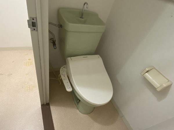 トイレ　窓があり換気が出来ますね☆