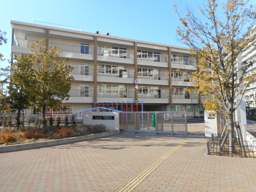 小学校　足立区立新田小学校（小学校）まで680m