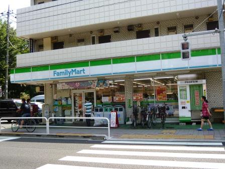 コンビニ　ファミリーマート 幡ヶ谷三丁目店（コンビニ）まで394m
