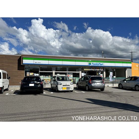 コンビニ　ファミリーマート福野二日町店（コンビニ）まで729m