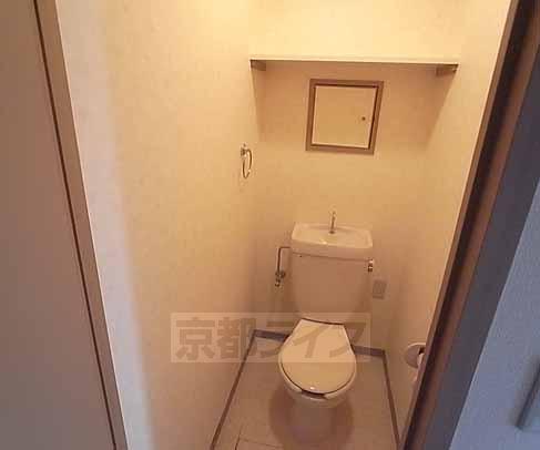 トイレ　上部の収納が助かります！